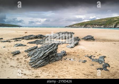 Roches exposées par les fortes marées à Crantock Beach à Newquay en Cornouailles au Royaume-Uni. Banque D'Images