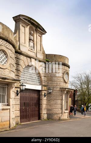 Royaume-Uni, Angleterre, Shropshire, Shrewsbury, The Dana, prison, porte 1793, avec buste du réformateur John Howard au-dessus Banque D'Images