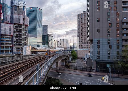 Canary Wharf, Londres - vue sur le quartier financier avec le siège de HSBC et les bâtiments modernes environnants Banque D'Images