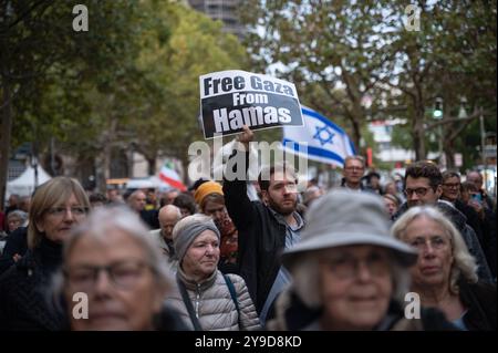 07.10.2024, Berlin, Allemagne, Europe - Un participant brandit une pancarte de protestation avec l'inscription 'Libérez Gaza du Hamas' lors d'un rassemblement pro-israélien. Banque D'Images