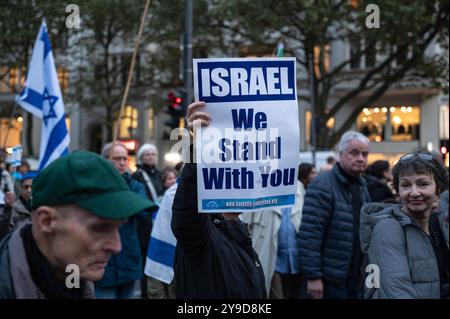 07.10.2024, Berlin, Allemagne, Europe - le participant tient une pancarte de protestation avec l'inscription 'Israël nous nous tenons avec vous' lors d'un rassemblement pro-israélien. Banque D'Images