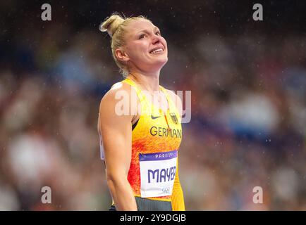 Lisa Mayer célébrant avec le drapeau de son pays dans le relais 4x100 mètres aux Jeux Olympiques de Paris 2024. Banque D'Images