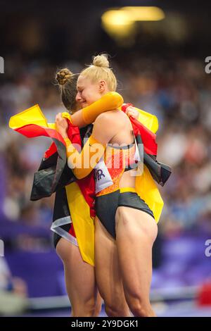 Lisa Mayer célébrant avec le drapeau de son pays dans le relais 4x100 mètres aux Jeux Olympiques de Paris 2024. Banque D'Images