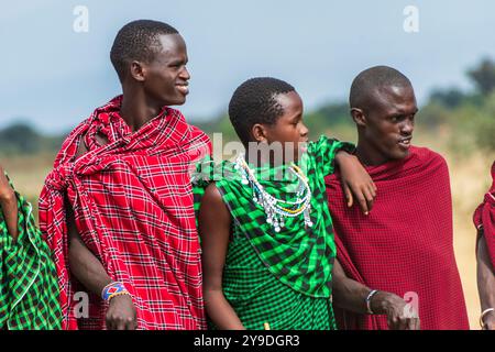 MTO wa Mbu, Tanzanie - 4 août 2024. Impression d'une danse de bienvenue du peuple Masaï dans le nord de la Tanzanie, près de la ville de MTO wa Mbu. Les masai sont connus pour leur style de vie traditionnel en tant qu'agriculteurs. Banque D'Images