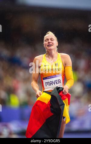 Lisa Mayer célébrant avec le drapeau de son pays dans le relais 4x100 mètres aux Jeux Olympiques de Paris 2024. Banque D'Images