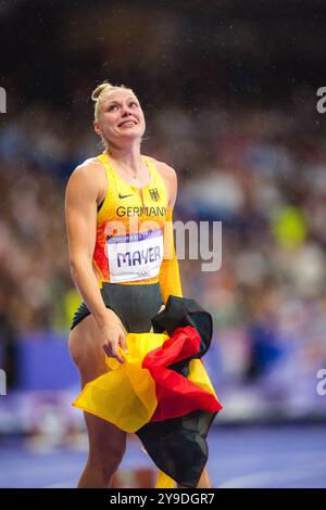 Lisa Mayer célébrant avec le drapeau de son pays dans le relais 4x100 mètres aux Jeux Olympiques de Paris 2024. Banque D'Images