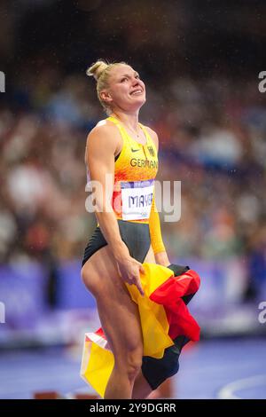 Lisa Mayer célébrant avec le drapeau de son pays dans le relais 4x100 mètres aux Jeux Olympiques de Paris 2024. Banque D'Images