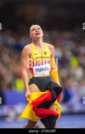 Lisa Mayer célébrant avec le drapeau de son pays dans le relais 4x100 mètres aux Jeux Olympiques de Paris 2024. Banque D'Images