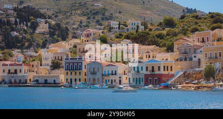 Île de Symi, Grèce - 20 avril 2023 : vue de l'île de Symi en Grèce. Petite île du Dodécanèse, Grèce, qui étonne les visiteurs avec son atmosphère calme et son architecture fabuleuse. Banque D'Images