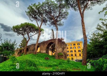 L'aqueduc de Nero est une branche secondaire de l'aqueduc de l'Aqua Claudia - Rome, Italie Banque D'Images