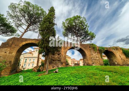 L'aqueduc de Nero est une branche secondaire de l'aqueduc de l'Aqua Claudia - Rome, Italie Banque D'Images