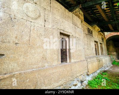 À l'angle entre la via Statilia et la via di Santa Croce à Gerusalemme, quelques tombes républicaines datant d'environ 100 av. J.-C. ont été découvertes en 1916 et enterrées au siècle suivant. Ces tombes étaient à l'origine alignées le long de l'ancienne route également connue sous le nom de 'via Celimontana' qui menait de la zone Porta Maggiore vers le Celio - tombes républicaines sur la via Statilia - Rome, Italie Banque D'Images