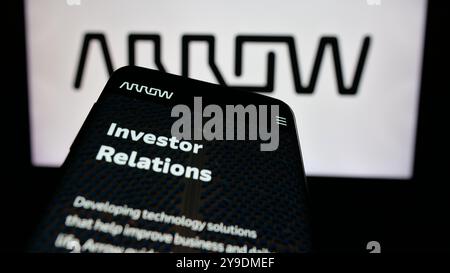 Téléphone portable avec site Web de la société américaine Arrow Electronics Inc sur l'écran devant le logo de l'entreprise. Concentrez-vous sur le coin supérieur gauche de l'écran du téléphone. Banque D'Images