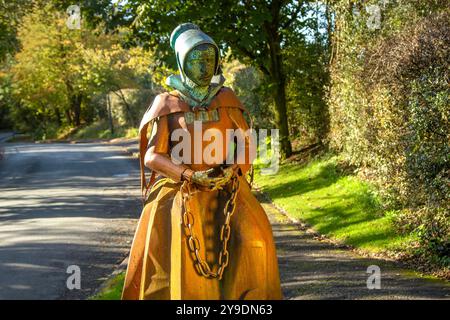 Une statue en cuivre et fer sur la route d'Alice Nutter enchaînée l'une des sorcières Pendle dans son village natal sur Blacko Bar Road, Roughlee, Lancashire, Royaume-Uni Banque D'Images