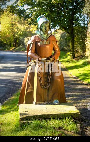 Une statue en cuivre et fer sur la route d'Alice Nutter enchaînée l'une des sorcières Pendle dans son village natal sur Blacko Bar Road, Roughlee, Lancashire, Royaume-Uni Banque D'Images