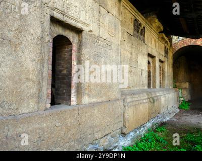 À l'angle entre la via Statilia et la via di Santa Croce à Gerusalemme, quelques tombes républicaines datant d'environ 100 av. J.-C. ont été découvertes en 1916 et enterrées au siècle suivant. Ces tombes étaient à l'origine alignées le long de l'ancienne route également connue sous le nom de 'via Celimontana' qui menait de la zone Porta Maggiore vers le Celio - tombes républicaines sur la via Statilia - Rome, Italie Banque D'Images