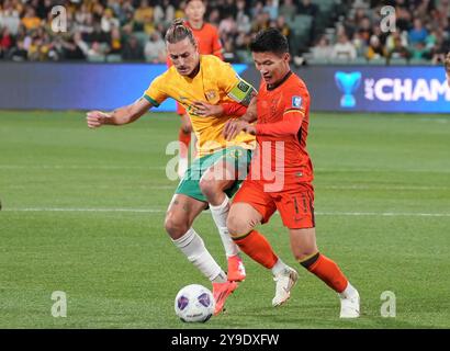 Adélaïde, Australie. 10 octobre 2024. Jackson Irvine (l), de l'Australie, concourt contre Lin Liangming, de Chine, lors du match opposant la Chine et l'Australie aux qualifications asiatiques de la Coupe du monde 2026 à Adélaïde, Australie, le 10 octobre 2024. Crédit : XIe sida/Xinhua/Alamy Live News Banque D'Images