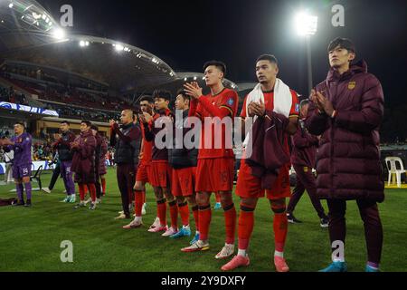 Adélaïde, Australie. 10 octobre 2024. Les membres de l'équipe de Chine applaudissent après le match entre la Chine et l'Australie lors des qualifications asiatiques de la Coupe du monde 2026 à Adélaïde, Australie, le 10 octobre 2024. Crédit : XIe sida/Xinhua/Alamy Live News Banque D'Images