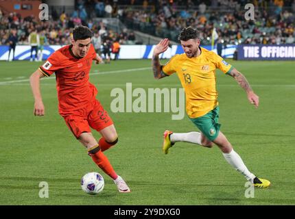 Adélaïde, Australie. 10 octobre 2024. Aiden O'Neill (à droite), de l'Australie, concourt contre Behram Abduweli, de Chine, lors du match opposant la Chine et l'Australie aux qualifications asiatiques de la Coupe du monde 2026 à Adélaïde, Australie, le 10 octobre 2024. Crédit : XIe sida/Xinhua/Alamy Live News Banque D'Images