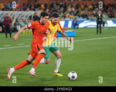 Adélaïde, Australie. 10 octobre 2024. Aiden O'Neill (à droite), de l'Australie, concourt contre Behram Abduweli, de Chine, lors du match opposant la Chine et l'Australie aux qualifications asiatiques de la Coupe du monde 2026 à Adélaïde, Australie, le 10 octobre 2024. Crédit : XIe sida/Xinhua/Alamy Live News Banque D'Images