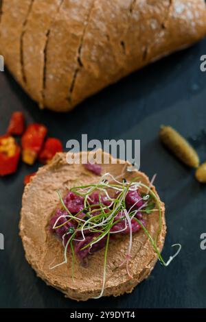 Foie de poulet gastronomique Pâté avec herbes fraîches et pains artisanaux. Banque D'Images