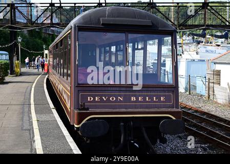 Voiture d'observation Devon belle sur le chemin de fer à vapeur de Dartmouth à la station Kingswear. Banque D'Images