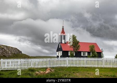 Église en bois noir ciel nuageux dramatique en islande Banque D'Images