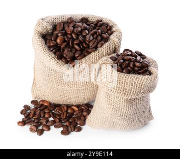 Sacs en toile de jute avec des grains de café isolés sur blanc Banque D'Images