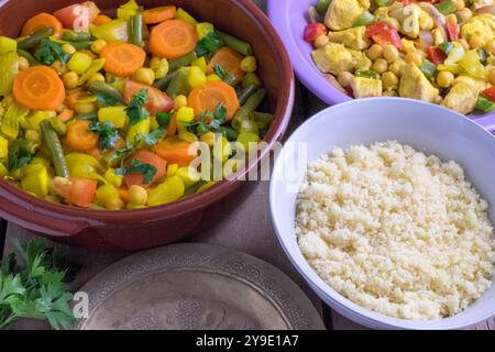 Couscous, casserole avec des légumes cuits, et légumes avec du poulet Banque D'Images