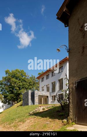 Maison individuelle juste rénovée, avec des finitions modernes. Arrière de la maison avec grand jardin verdoyant privé. Personne à l'intérieur Banque D'Images