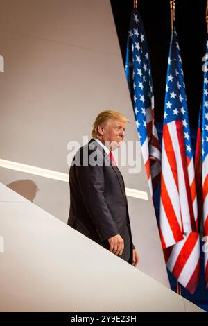 Donald Trump prononce un discours d’acceptation enflammé lors de la Convention nationale républicaine à Cleveland, Ohio, le 21 juin 2016. En ce moment crucial, l'homme d'affaires du Queens est officiellement nommé candidat du Parti républicain pour l'élection présidentielle américaine, préparant le terrain pour une campagne électorale qui refaçonnerait la politique américaine Banque D'Images