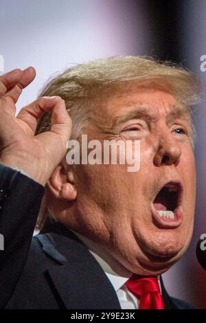 Donald Trump prononce un discours d’acceptation enflammé lors de la Convention nationale républicaine à Cleveland, Ohio, le 21 juin 2016. En ce moment crucial, l'homme d'affaires du Queens est officiellement nommé candidat du Parti républicain pour l'élection présidentielle américaine, préparant le terrain pour une campagne électorale qui refaçonnerait la politique américaine Banque D'Images