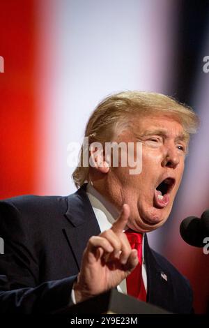 Donald Trump prononce un discours d’acceptation enflammé lors de la Convention nationale républicaine à Cleveland, Ohio, le 21 juin 2016. En ce moment crucial, l'homme d'affaires du Queens est officiellement nommé candidat du Parti républicain pour l'élection présidentielle américaine, préparant le terrain pour une campagne électorale qui refaçonnerait la politique américaine Banque D'Images