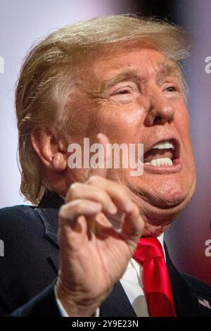 Donald Trump prononce un discours d’acceptation enflammé lors de la Convention nationale républicaine à Cleveland, Ohio, le 21 juin 2016. En ce moment crucial, l'homme d'affaires du Queens est officiellement nommé candidat du Parti républicain pour l'élection présidentielle américaine, préparant le terrain pour une campagne électorale qui refaçonnerait la politique américaine Banque D'Images