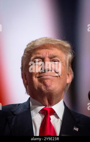 Donald Trump prononce un discours d’acceptation enflammé lors de la Convention nationale républicaine à Cleveland, Ohio, le 21 juin 2016. En ce moment crucial, l'homme d'affaires du Queens est officiellement nommé candidat du Parti républicain pour l'élection présidentielle américaine, préparant le terrain pour une campagne électorale qui refaçonnerait la politique américaine Banque D'Images