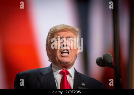 Donald Trump prononce un discours d’acceptation enflammé lors de la Convention nationale républicaine à Cleveland, Ohio, le 21 juin 2016. En ce moment crucial, l'homme d'affaires du Queens est officiellement nommé candidat du Parti républicain pour l'élection présidentielle américaine, préparant le terrain pour une campagne électorale qui refaçonnerait la politique américaine Banque D'Images