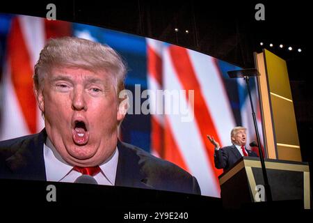 Donald Trump prononce un discours d’acceptation enflammé lors de la Convention nationale républicaine à Cleveland, Ohio, le 21 juin 2016. En ce moment crucial, l'homme d'affaires du Queens est officiellement nommé candidat du Parti républicain pour l'élection présidentielle américaine, préparant le terrain pour une campagne électorale qui refaçonnerait la politique américaine Banque D'Images