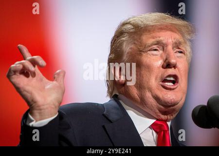 Donald Trump prononce un discours d’acceptation enflammé lors de la Convention nationale républicaine à Cleveland, Ohio, le 21 juin 2016. En ce moment crucial, l'homme d'affaires du Queens est officiellement nommé candidat du Parti républicain pour l'élection présidentielle américaine, préparant le terrain pour une campagne électorale qui refaçonnerait la politique américaine Banque D'Images