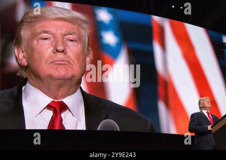 Donald Trump prononce un discours d’acceptation enflammé lors de la Convention nationale républicaine à Cleveland, Ohio, le 21 juin 2016. En ce moment crucial, l'homme d'affaires du Queens est officiellement nommé candidat du Parti républicain pour l'élection présidentielle américaine, préparant le terrain pour une campagne électorale qui refaçonnerait la politique américaine Banque D'Images