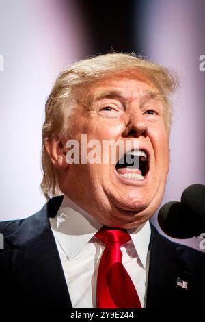 Donald Trump prononce un discours d’acceptation enflammé lors de la Convention nationale républicaine à Cleveland, Ohio, le 21 juin 2016. En ce moment crucial, l'homme d'affaires du Queens est officiellement nommé candidat du Parti républicain pour l'élection présidentielle américaine, préparant le terrain pour une campagne électorale qui refaçonnerait la politique américaine Banque D'Images