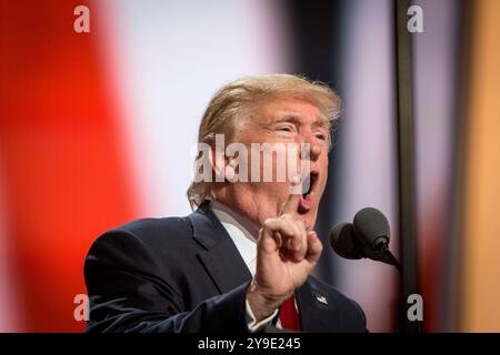 Donald Trump prononce un discours d’acceptation enflammé lors de la Convention nationale républicaine à Cleveland, Ohio, le 21 juin 2016. En ce moment crucial, l'homme d'affaires du Queens est officiellement nommé candidat du Parti républicain pour l'élection présidentielle américaine, préparant le terrain pour une campagne électorale qui refaçonnerait la politique américaine Banque D'Images