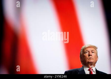 Donald Trump prononce un discours d’acceptation enflammé lors de la Convention nationale républicaine à Cleveland, Ohio, le 21 juin 2016. En ce moment crucial, l'homme d'affaires du Queens est officiellement nommé candidat du Parti républicain pour l'élection présidentielle américaine, préparant le terrain pour une campagne électorale qui refaçonnerait la politique américaine Banque D'Images