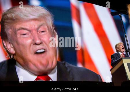 Donald Trump prononce un discours d’acceptation enflammé lors de la Convention nationale républicaine à Cleveland, Ohio, le 21 juin 2016. En ce moment crucial, l'homme d'affaires du Queens est officiellement nommé candidat du Parti républicain pour l'élection présidentielle américaine, préparant le terrain pour une campagne électorale qui refaçonnerait la politique américaine Banque D'Images