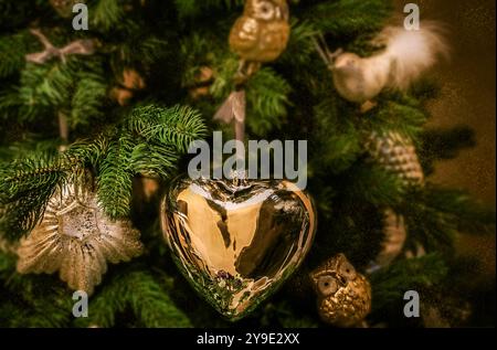 Ornements de Noël. Sapin de noël doré. Décoration festive jouets sapin. Vacances d'hiver, joyeux Noël, concept de bonne année. Banque D'Images