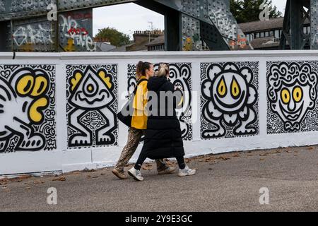 t M. Doodle nouveau travail 'Have A Doodley Day' sur Regents Park Rd Bridge Primrose Hill London Banque D'Images