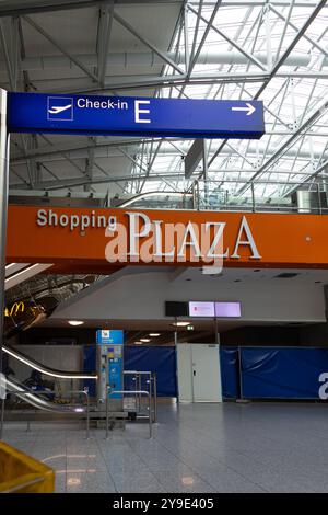 Aéroport de Francfort, Allemagne - 19 février 2024 : les voyageurs sont guidés par une signalisation claire indiquant la zone d'enregistrement et le centre commercial voisin, enha Banque D'Images