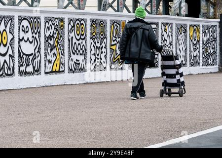 t M. Doodle nouveau travail 'Have A Doodley Day' sur Regents Park Rd Bridge Primrose Hill London Banque D'Images