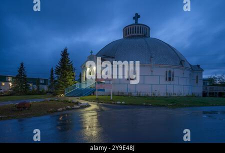 Vue extérieure tôt le matin de l'église catholique Our Lady of Victory à Inuvik, Territoires du Nord-Ouest, Canada Banque D'Images