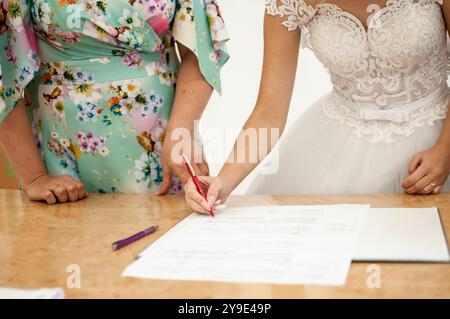 Un moment de joie : célébrer l'amour et les nouveaux départs dans la cérémonie de mariage. Banque D'Images