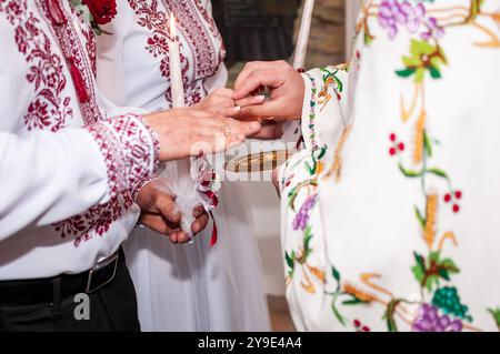 Cérémonie de mariage ukrainienne traditionnelle avec broderie complexe et échange de bagues. Banque D'Images